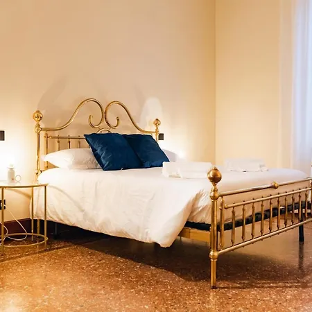 Private Parking Centro Storico: L'affresco Bologna