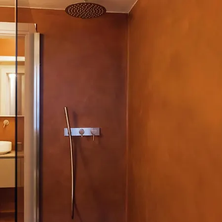 Private Parking Centro Storico: L'affresco Bologna