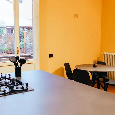 Private Parking Centro Storico: L'affresco * Bologna