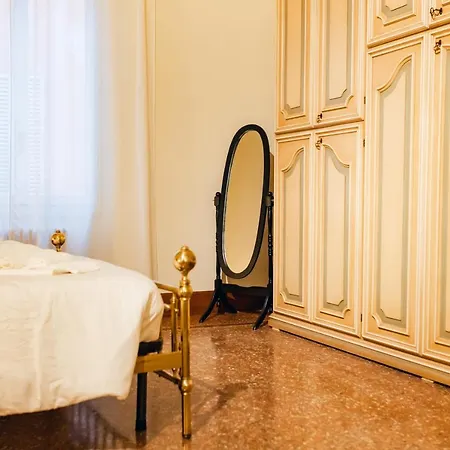 Private Parking Centro Storico: L'affresco Bologna