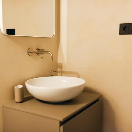 Private Parking Centro Storico: L'affresco Bologna