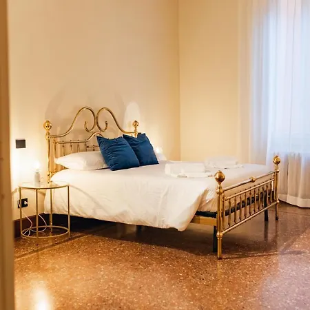 Private Parking Centro Storico: L'affresco * ボローニャ