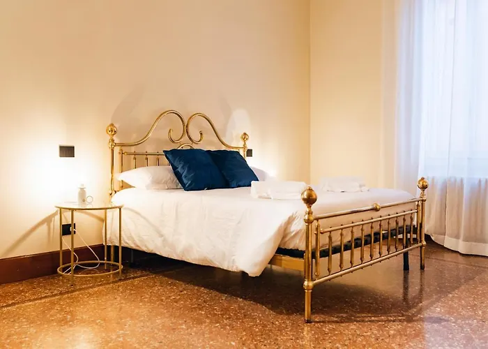 Private Parking Centro Storico: L'affresco Bologna