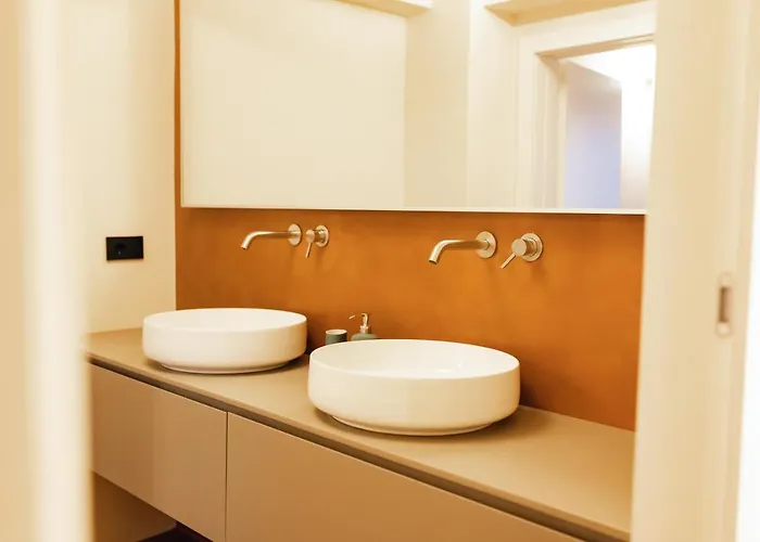 Private Parking Centro Storico: L'affresco Apartment Bologna