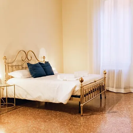 Private Parking Centro Storico: L'affresco * 博洛尼亚