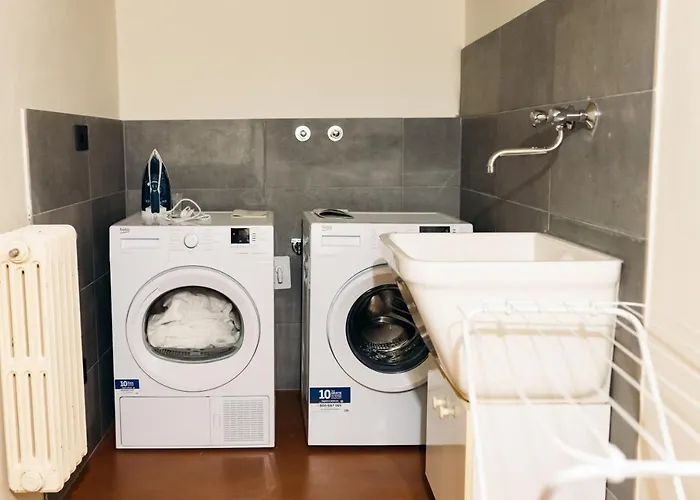 Private Parking Centro Storico: L'affresco Apartman Bologna