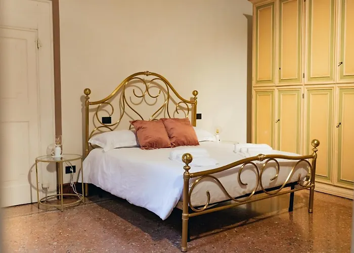 Private Parking Centro Storico: L'affresco Apartment *