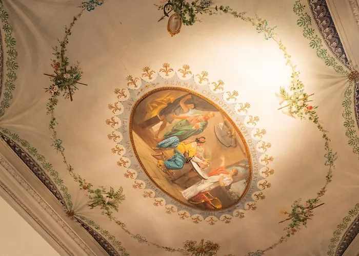 Private Parking Centro Storico: L'affresco Apartment Bologna