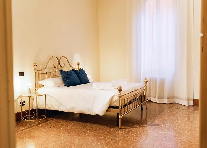 Private Parking Centro Storico: L'affresco * Bologna