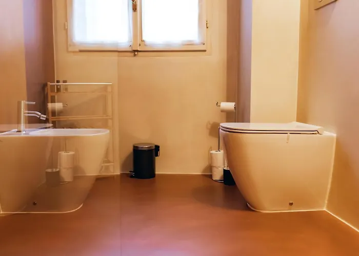 Private Parking Centro Storico: L'affresco Apartment