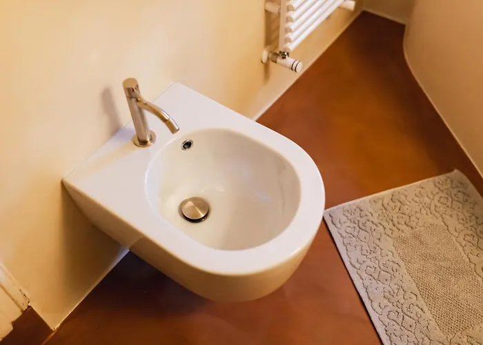 Private Parking Centro Storico: L'affresco * Bologna