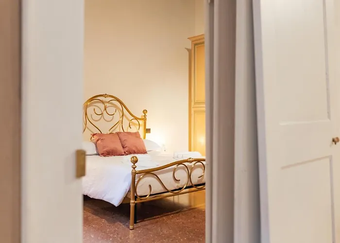 Private Parking Centro Storico: L'affresco Apartment Bologna