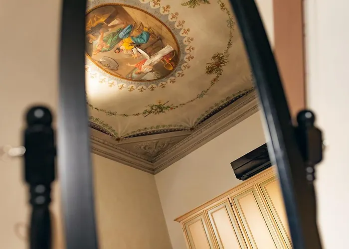 Private Parking Centro Storico: L'affresco Bologna