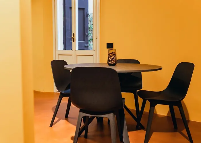 Private Parking Centro Storico: L'affresco Bologna