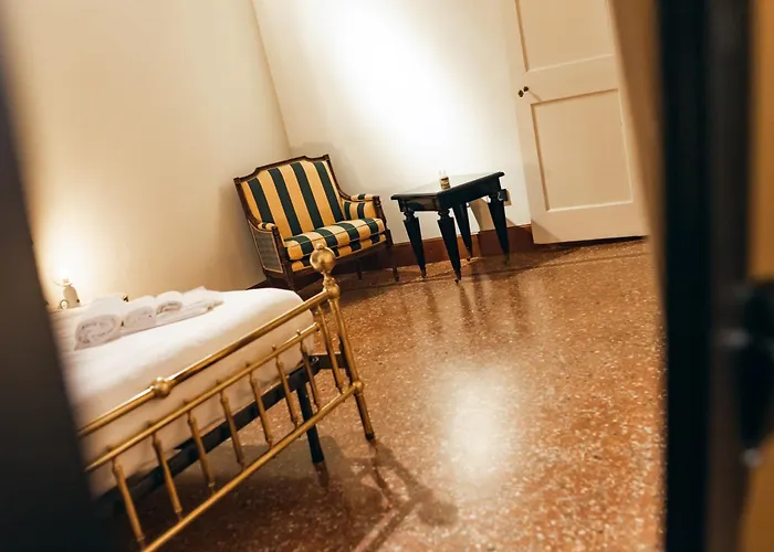 Private Parking Centro Storico: L'affresco Apartment *