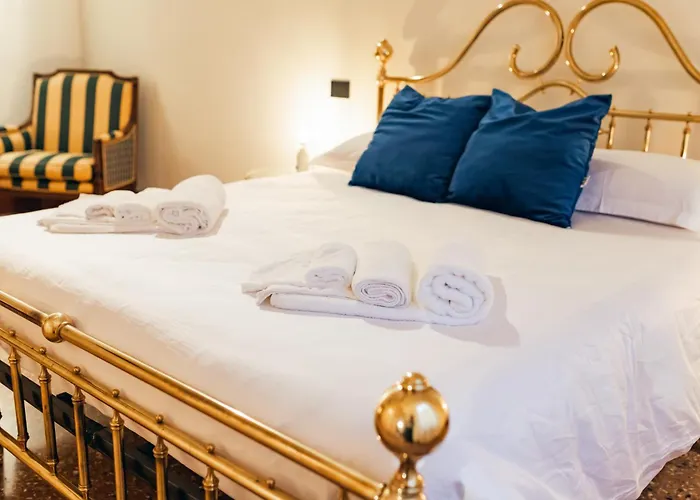 Private Parking Centro Storico: L'affresco Apartment *