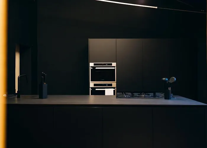 Private Parking Centro Storico: L'affresco * Bologna