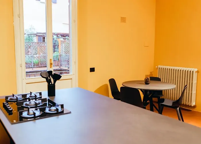 Private Parking Centro Storico: L'affresco * Bologna