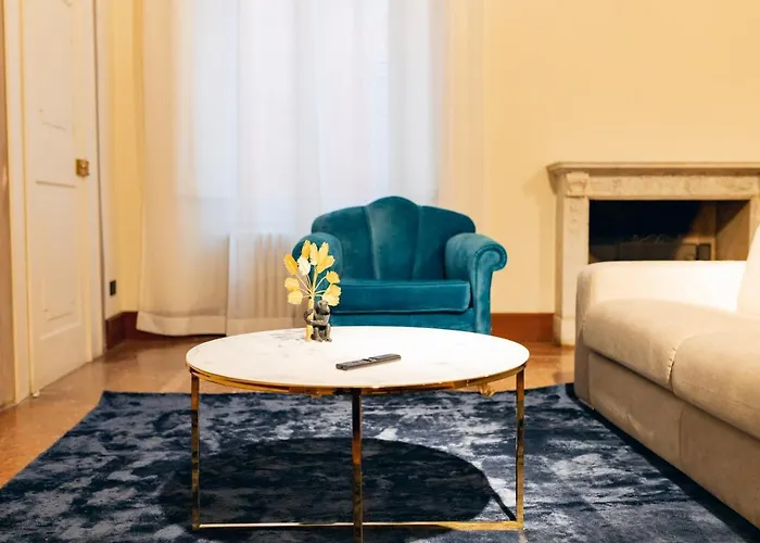 Private Parking Centro Storico: L'affresco * Bologna