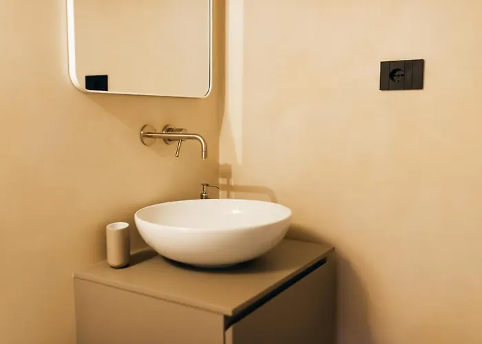 Private Parking Centro Storico: L'affresco Bologna