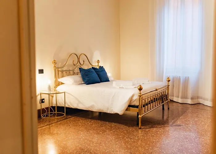 Private Parking Centro Storico: L'affresco * Bologna