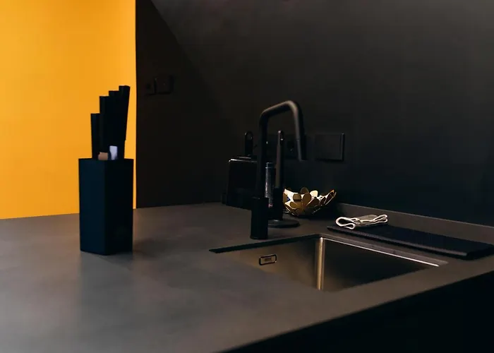 Private Parking Centro Storico: L'affresco * بولونيا