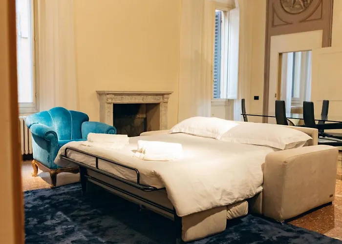 Private Parking Centro Storico: L'affresco * بولونيا