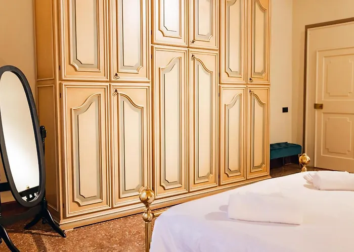 Private Parking Centro Storico: L'affresco