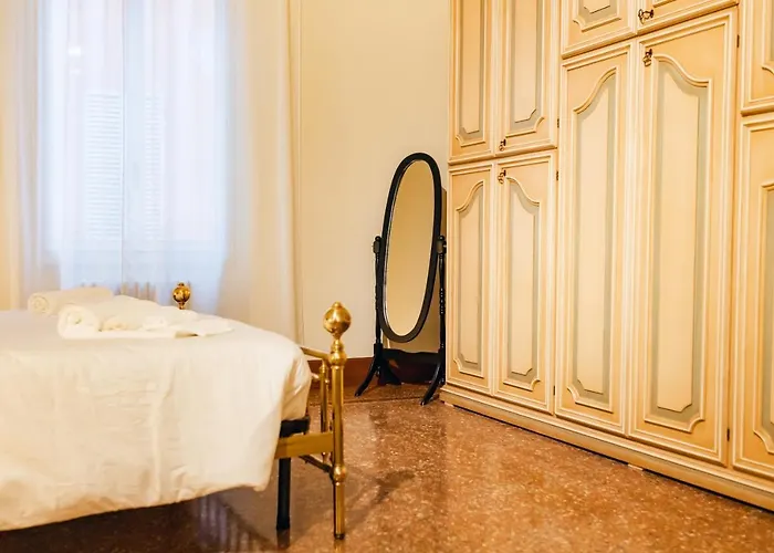 Private Parking Centro Storico: L'affresco بولونيا